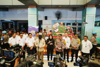 Menhub Dudy Purwagandhi dan Kapolri Listyo Sigit Prabowo meninjau St Senen saat Libur Nataru.