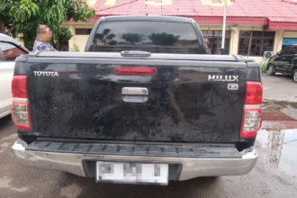 Mobil Toyota Hilux yang disita KPK di rumah dinas Kajari HSU Kalsel.