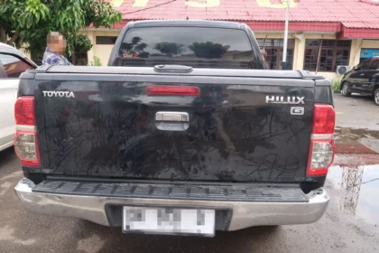 Mobil Toyota Hilux yang disita KPK di rumah dinas Kajari HSU Kalsel.