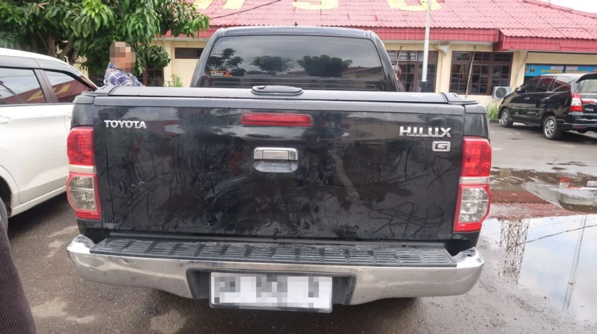 Mobil Toyota Hilux yang disita KPK di rumah dinas Kajari HSU Kalsel.