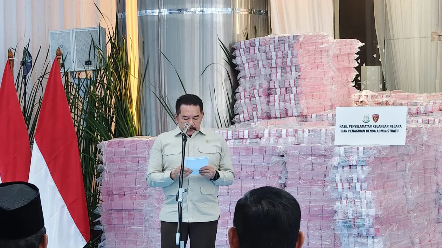 Jaksa Agung, ST Burhanuddin melaporkan hasil pencapaian Satgas PKH dan Kejaksaan Agung kepada Presiden Prabowo Subianto di kompleks Kejaksaan Agung