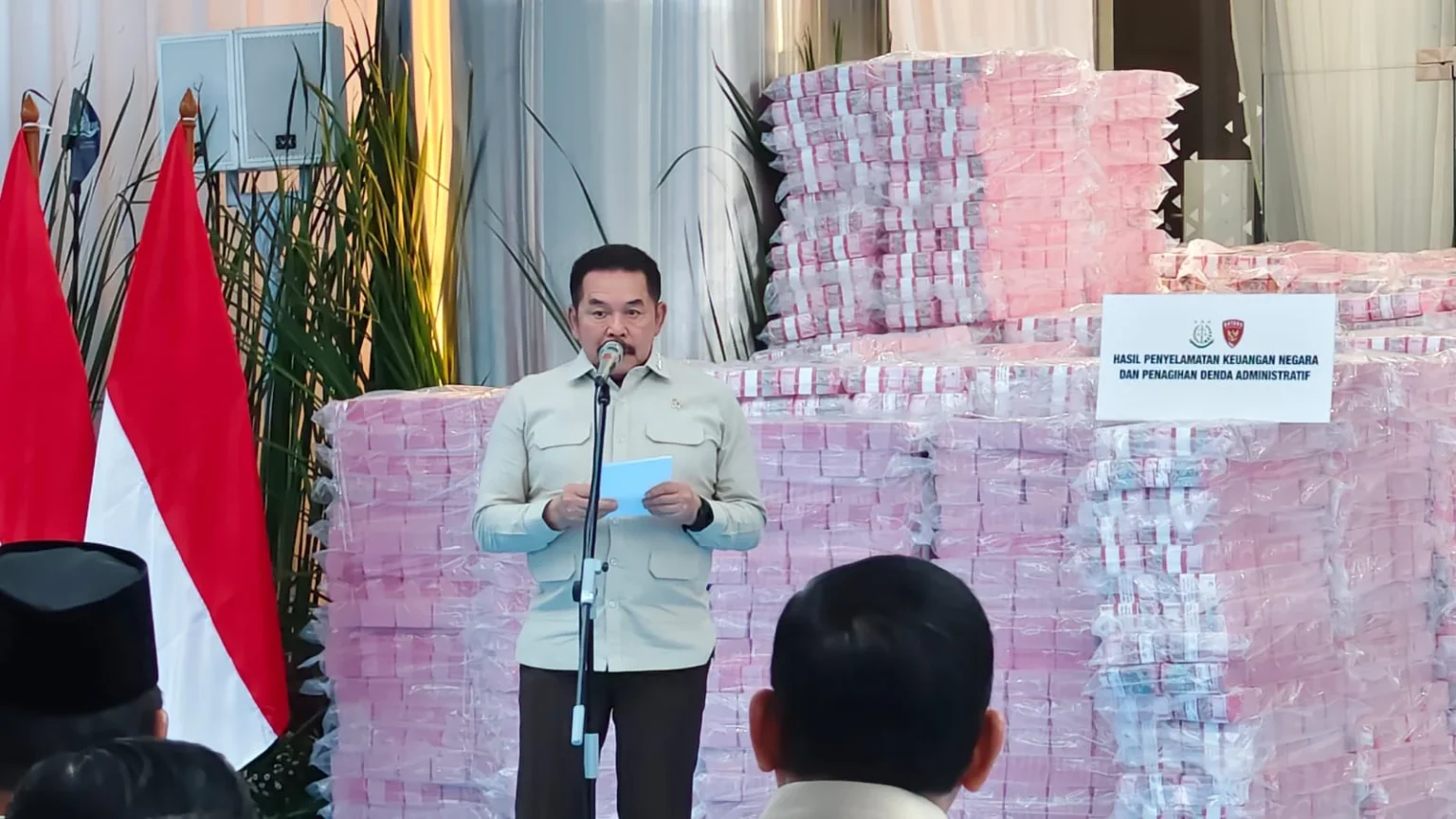 JA ST Burhanuddin saat melaporkan pengembalian uang Rp6,6 triliun dan 896.969,143 hektare lahan kepada Presiden Prabowo Subianto di Kompleks Kejagung.