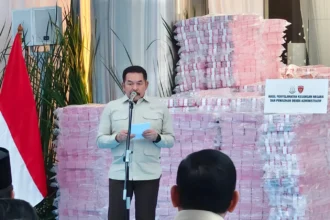 JA ST Burhanuddin saat melaporkan pengembalian uang Rp6,6 triliun dan 896.969,143 hektare lahan kepada Presiden Prabowo Subianto di Kompleks Kejagung.