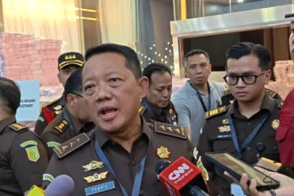 Jampidsus Kejagung, Febrie Ardiansyah mengatakan kasus korupsi petral masih bersinggungan dengan mafia migas Riza Chalid.