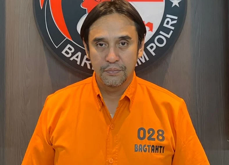 ampang suami selebgram Donna Fabiola, Denre Sonda kenakan kemeja oranye narkoba Bareskrim Mabes Polri