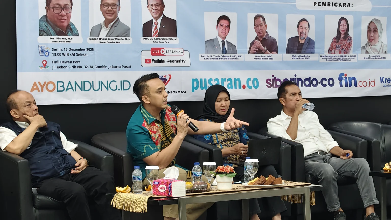 Wartawan Senior, Aiman Witjaksono memaparkan tantang media mainstream kedepan di diskusi SMSI bersama narasumber lainnya