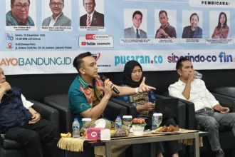 Wartawan Senior, Aiman Witjaksono memaparkan tantang media mainstream kedepan di diskusi SMSI bersama narasumber lainnya