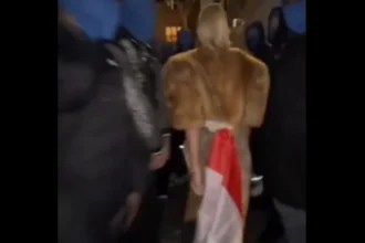 Potret Bonnie Blue Menempatkan Bendera Merah Putih di Celana Bagian Belakang dan Menyeretnya ke Tanah