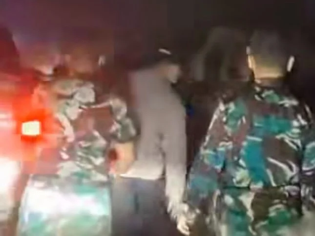 Anggota TNI terlibat bentrok dengan warga penyintas banjir longsor di Aceh.