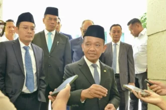 Menteri Energi dan Sumber Daya Mineral (ESDM) Bahlil Lahadalia saat Berada di kantornya.