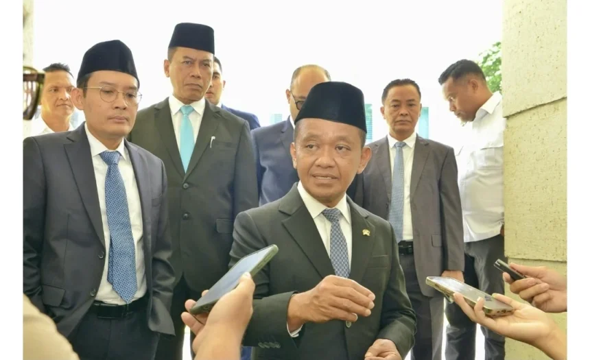 Menteri Energi dan Sumber Daya Mineral (ESDM) Bahlil Lahadalia saat Berada di kantornya.