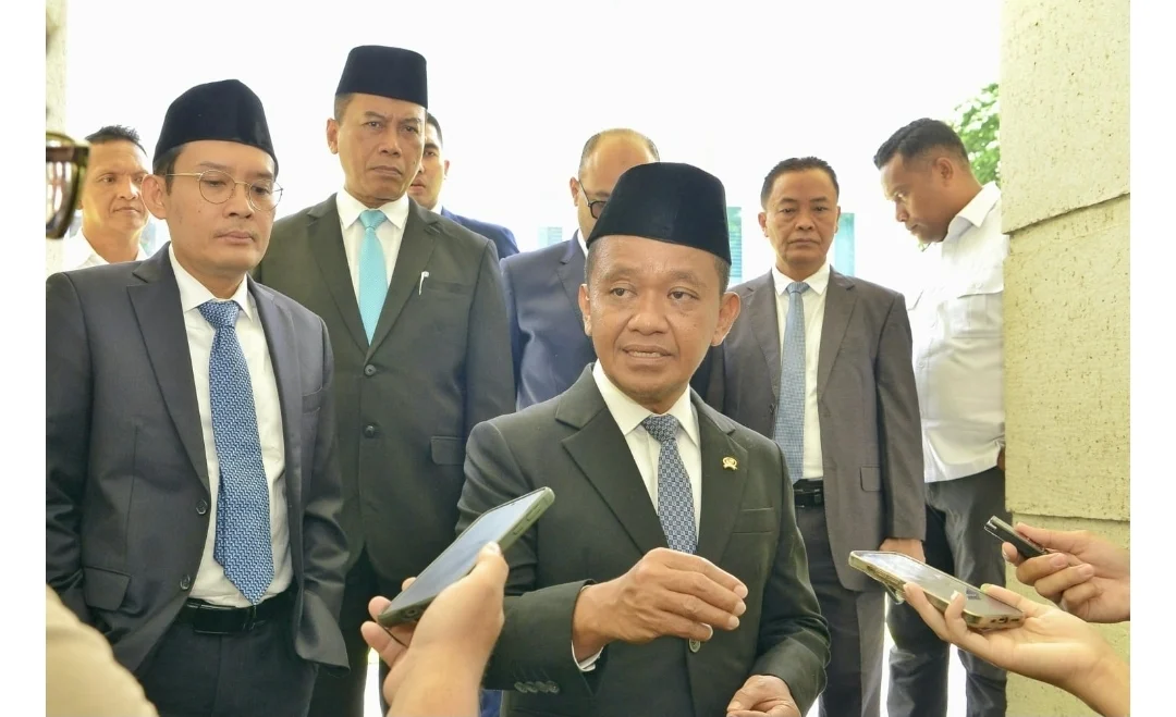 Menteri Energi dan Sumber Daya Mineral (ESDM) Bahlil Lahadalia saat Berada di kantornya.