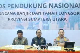 Kepala BNPB Letjen TNI Suharyanto, Menteri Koordinator Bidang Pembangunan Manusia dan Kebudayaan RI (Menko PMK) Pratikno, dan Kapolri Jenderal Listyo Sigit Prabowo