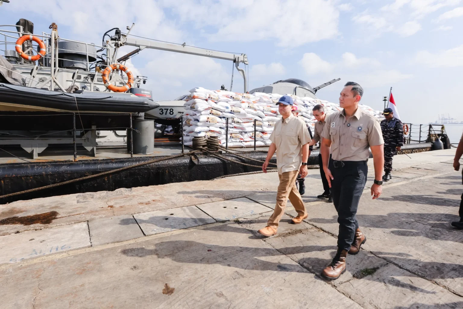 Agus Harimurti Yudhoyono terjun Langsung ke Pelabuhan Belawan, Sumatera Utara, untuk Mengecek Bantuan Beras Bagi Korban Banjir Bandang di Aceh