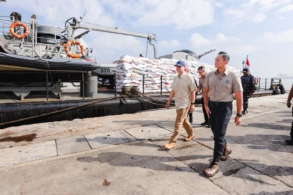 Agus Harimurti Yudhoyono terjun Langsung ke Pelabuhan Belawan, Sumatera Utara, untuk Mengecek Bantuan Beras Bagi Korban Banjir Bandang di Aceh