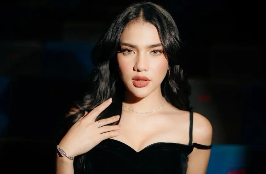 Aktris Davina Karamoy