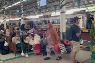 Suasana stasiun KAI yang ramai penumpang Kereta jarak jauh