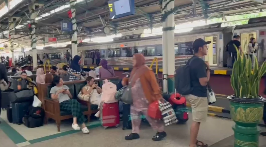 Suasana stasiun KAI yang ramai penumpang Kereta jarak jauh