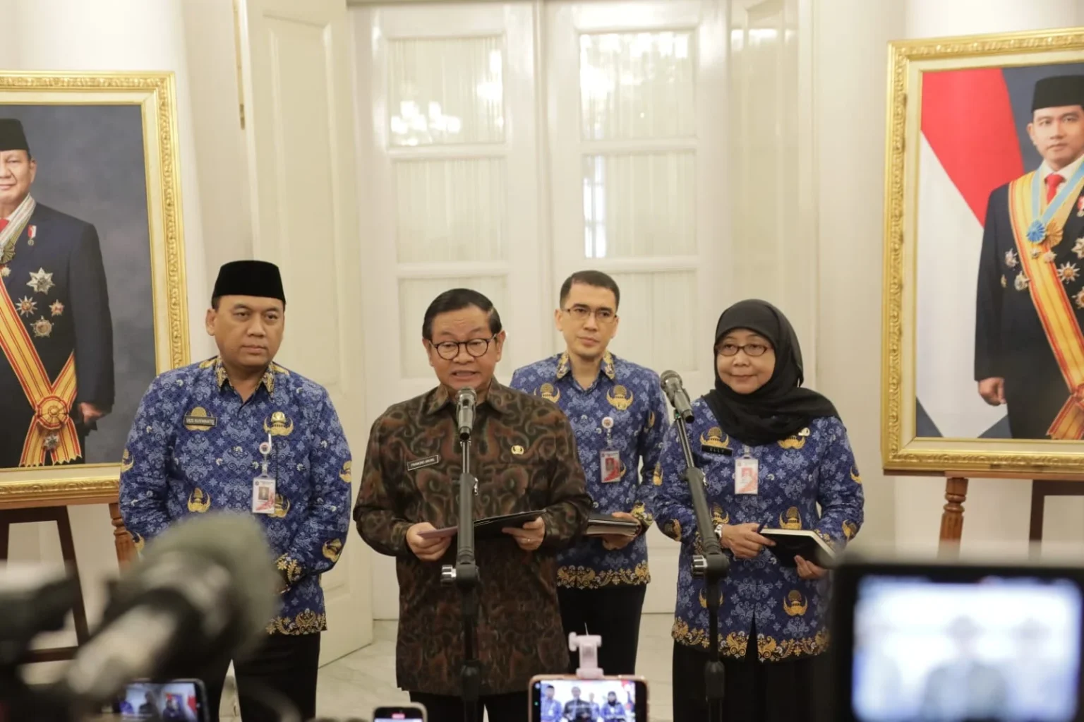 Gubernur DKI Jakarta (tengah), didampingi Sekda DKI Jakarta, Uus Kuswanto (kiri)