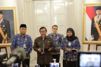 Gubernur DKI Jakarta (tengah), didampingi Sekda DKI Jakarta, Uus Kuswanto (kiri)