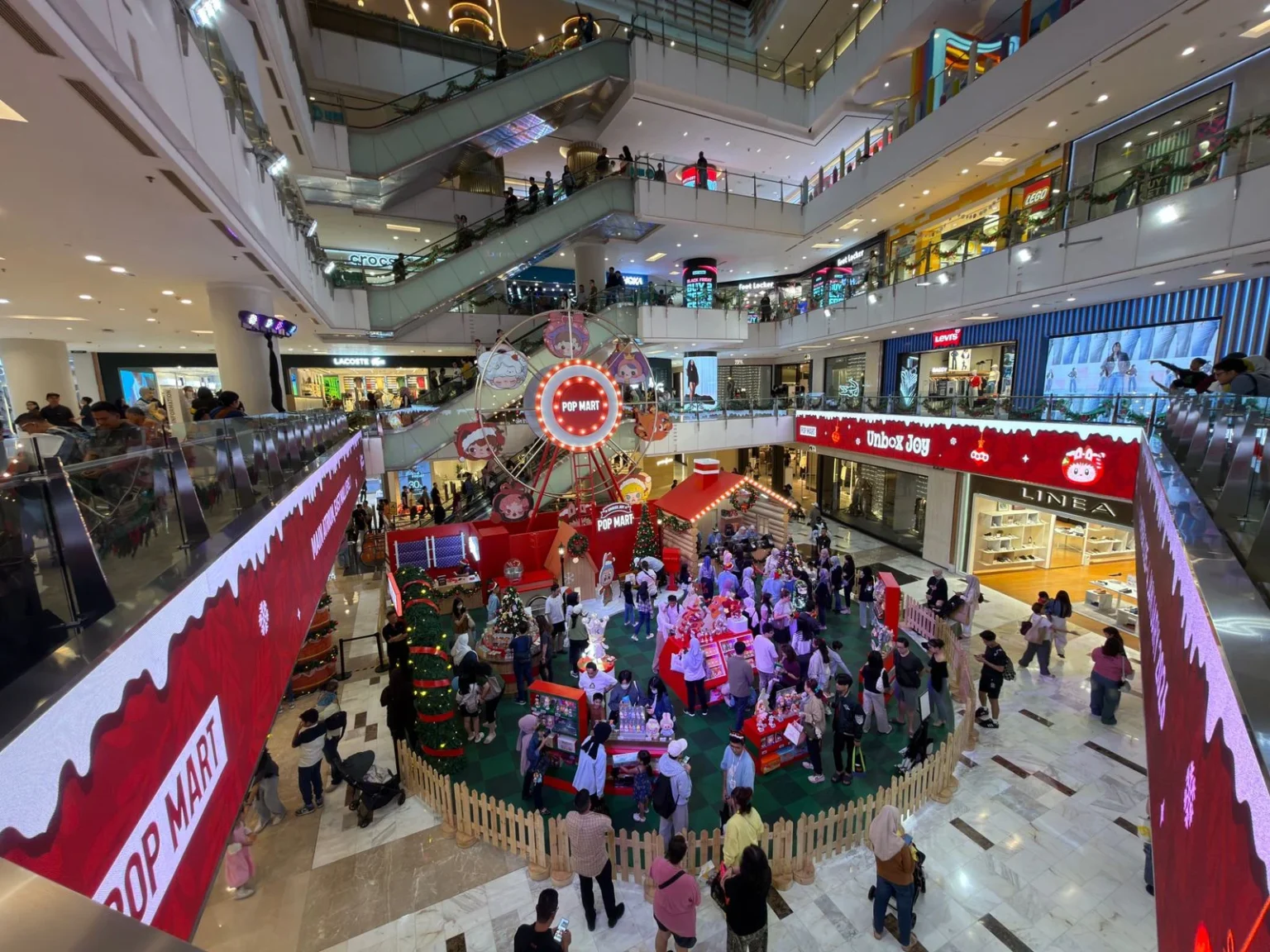 Mal Grand Indonesia yang ramai dikunjungi
