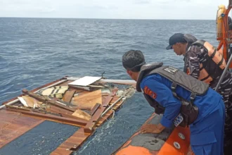 Pencarian korban kapal pinisi Putri Sakinah yang tenggelam di Selat Pulau Padar, Taman Nasional Komodo, Labuan Bajo, Manggarai Barat, Nusa Tenggara Timur (NTT).