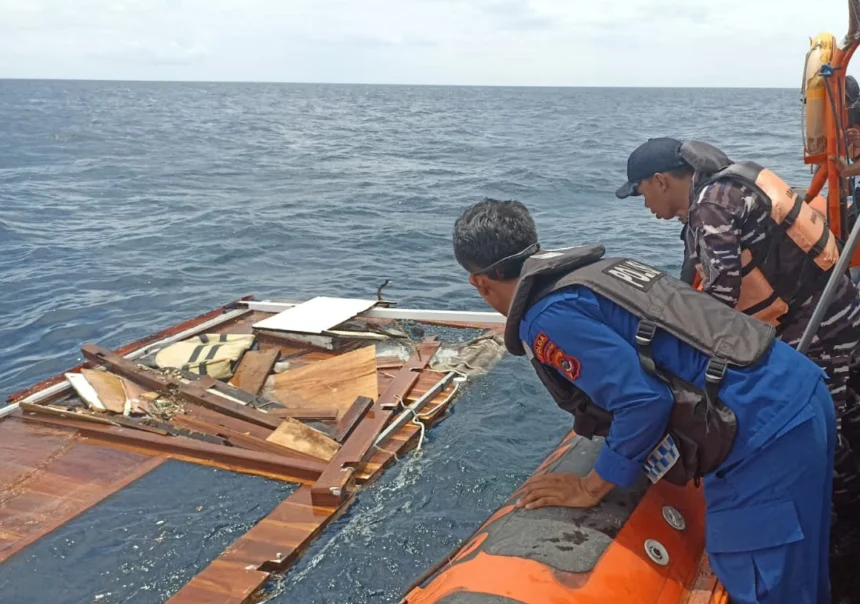 Pencarian korban kapal pinisi Putri Sakinah yang tenggelam di Selat Pulau Padar, Taman Nasional Komodo, Labuan Bajo, Manggarai Barat, Nusa Tenggara Timur (NTT).