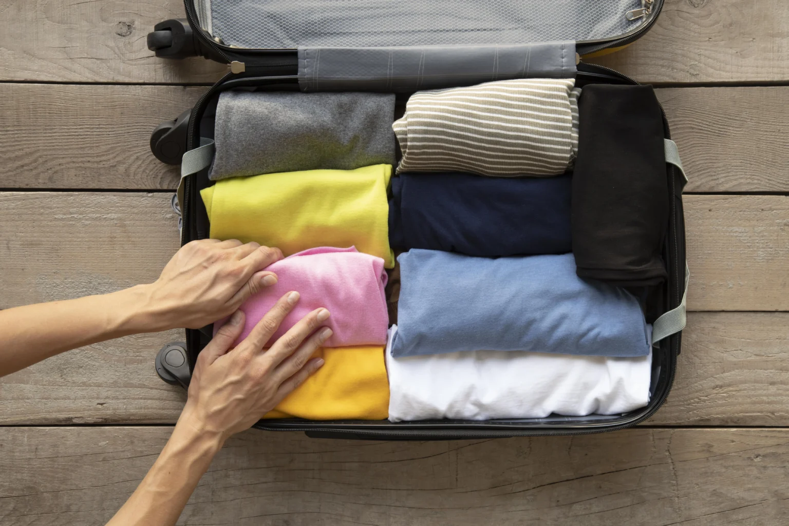 Mengemas pakaian saat akan berlibur