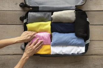 Mengemas pakaian saat akan berlibur