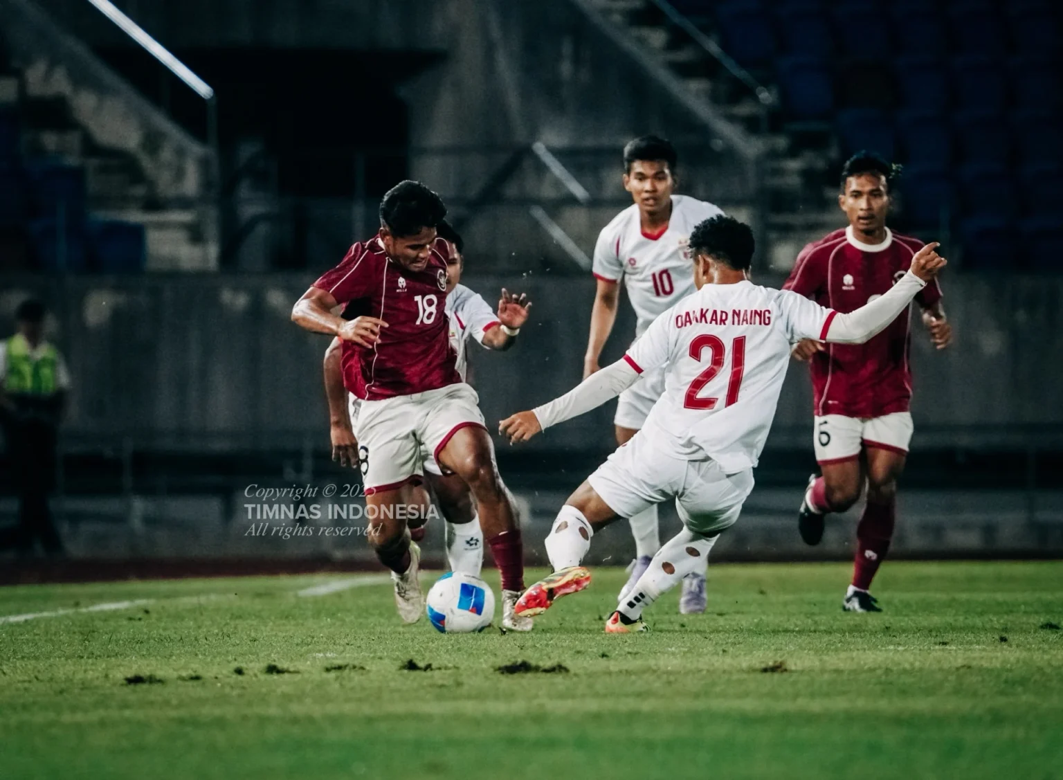 Gelandang Timnas Indonesia U-22, Tony Firmansyah saat melewati pemain Myanmar