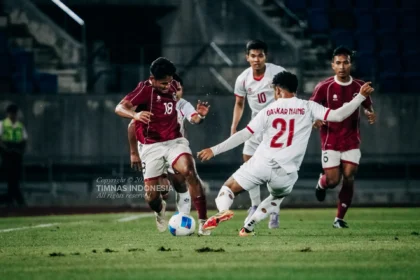 Gelandang Timnas Indonesia U-22, Tony Firmansyah saat melewati pemain Myanmar