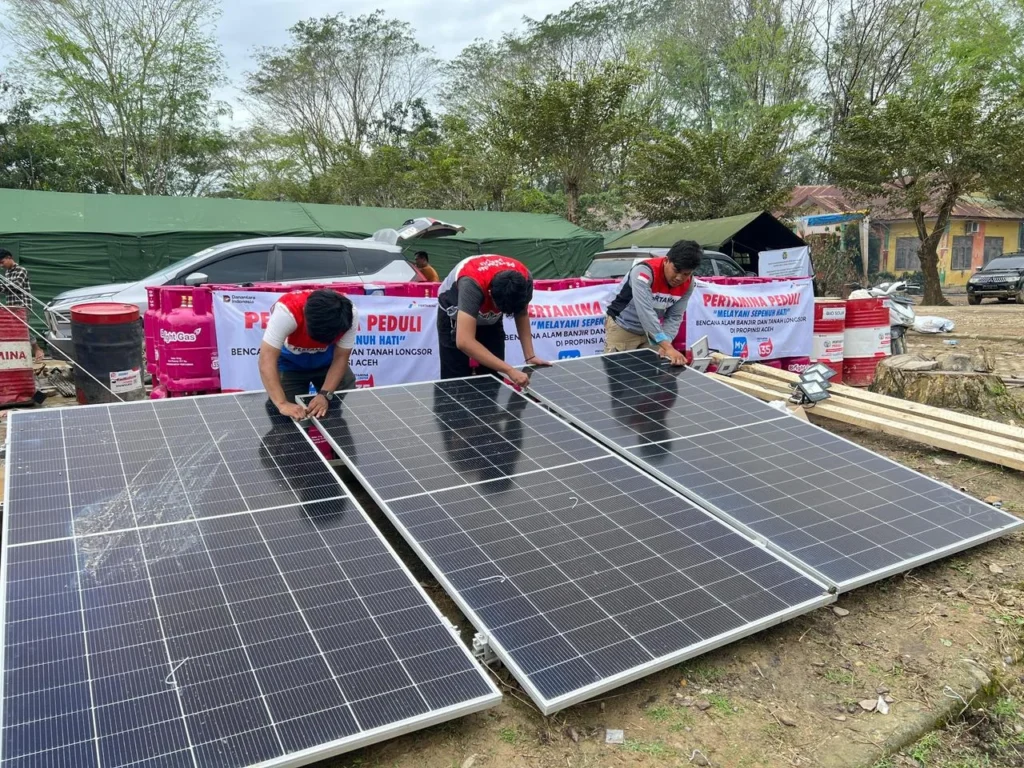 Pertamina hadirkan Listrik Tenaga Surya Terangi Tendan Pengungsian di Aceh Tamiang.