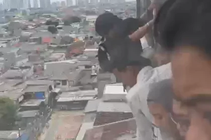 Warga yang terjebak kebakaran di gedung kantor Teradrone di Jalan Letjen Suprapto, Cempala Putih, Jakarta Pusat.