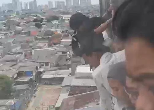 Warga yang terjebak kebakaran di gedung kantor Teradrone di Jalan Letjen Suprapto, Cempala Putih, Jakarta Pusat.