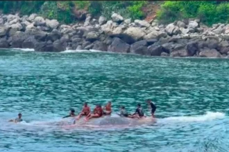 Sejumlah anak-anak dari Nusa Tenggara Timur asyik bermain dan berenang bersama ikan puas