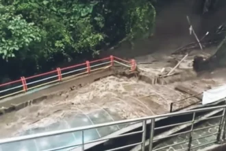 Banjir bandang di tempat wisata pemandian air panas, Tegal, Jawa Tengah