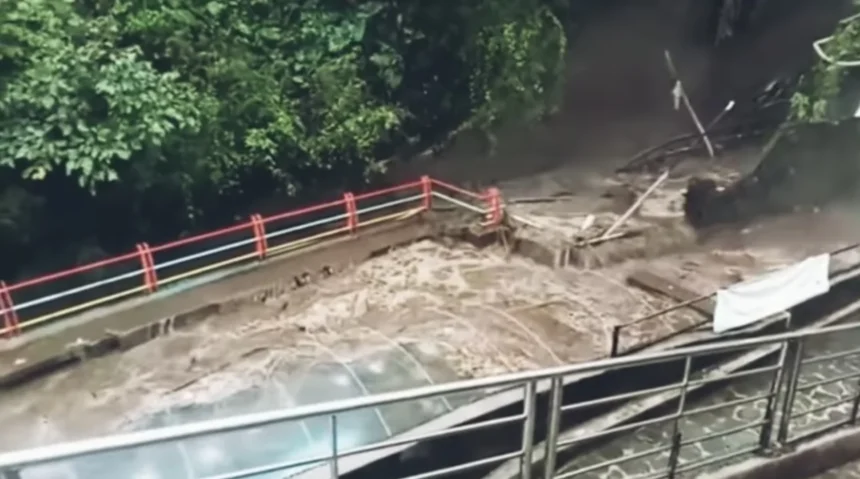 Banjir bandang di tempat wisata pemandian air panas, Tegal, Jawa Tengah