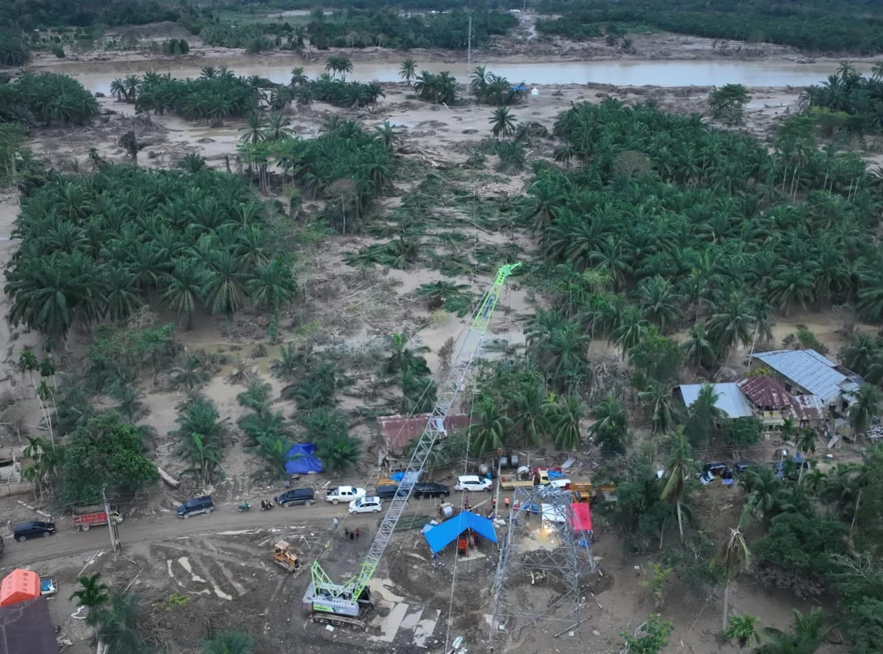 Crane disulap jadi tower listrik di Sumatera