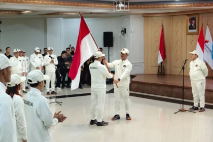 Menteri Pemuda dan Olahraga, Erick Thohir beserta Ketua NOC Indonesia, Raja Sapta Okto melepas Kontingen Indonesia ke SEA Games 2025