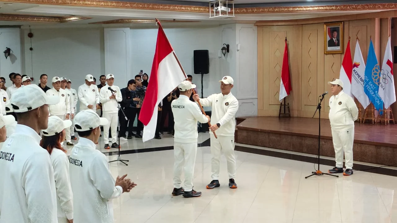 Menteri Pemuda dan Olahraga, Erick Thohir beserta Ketua NOC Indonesia, Raja Sapta Okto melepas Kontingen Indonesia ke SEA Games 2025