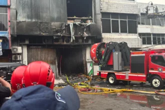 Petugas Pemadam Kebakaran melakukan proses pendinginan di Kebakaran gedung Tera Drone di Jakarta Pusat.