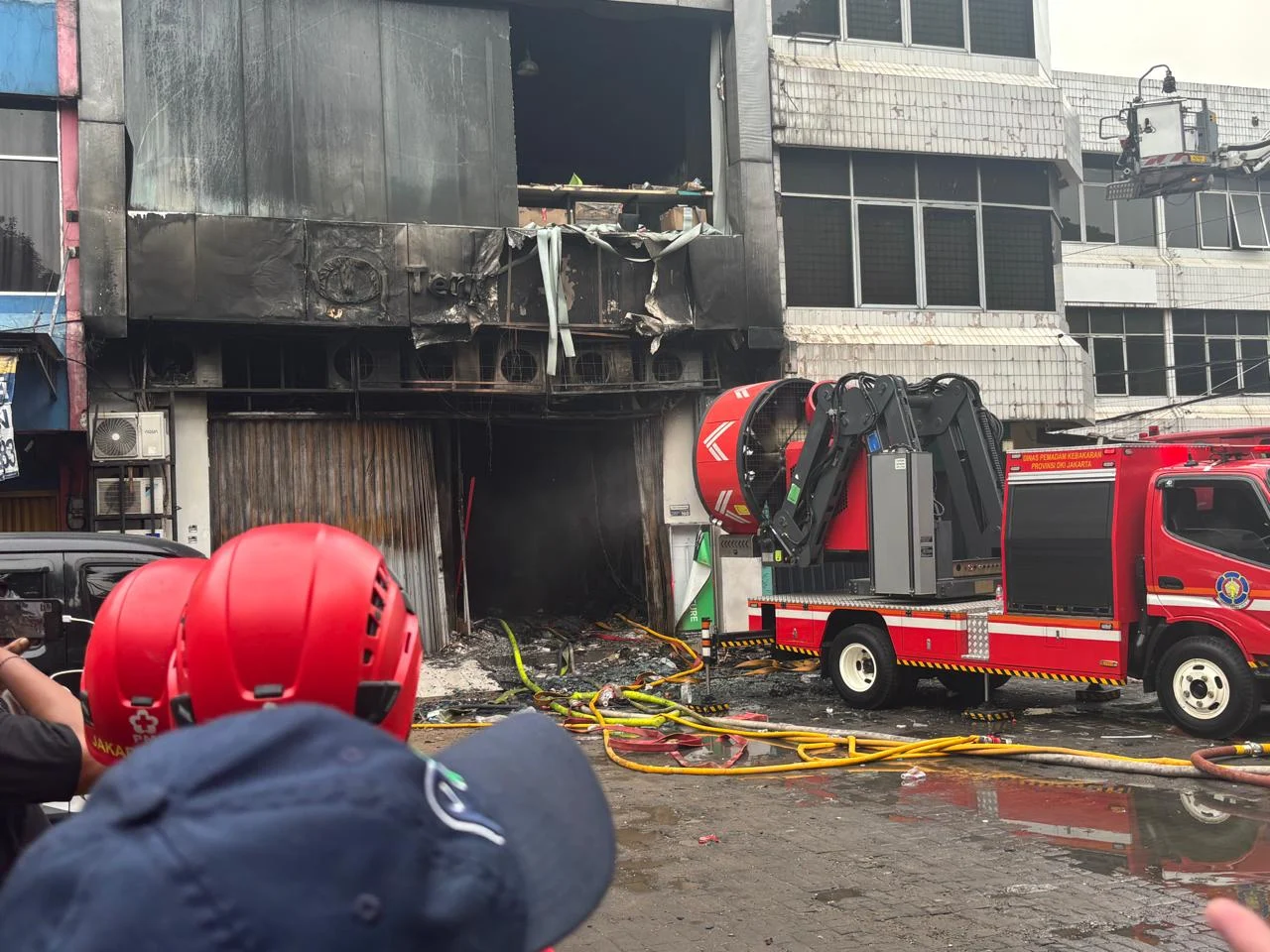 Petugas Pemadam Kebakaran melakukan proses pendinginan di Kebakaran gedung Tera Drone di Jakarta Pusat.