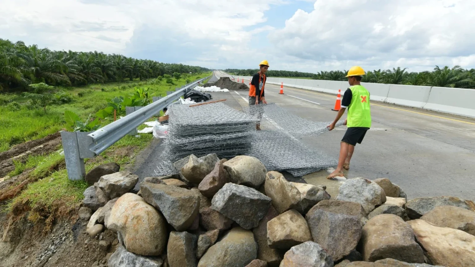 Kementerian PU melakukan percepatan perbaikan jalan dan jembatan pasca banjir di Sumatera.