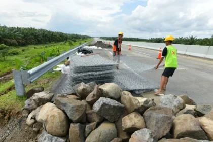 Kementerian PU melakukan percepatan perbaikan jalan dan jembatan pasca banjir di Sumatera.