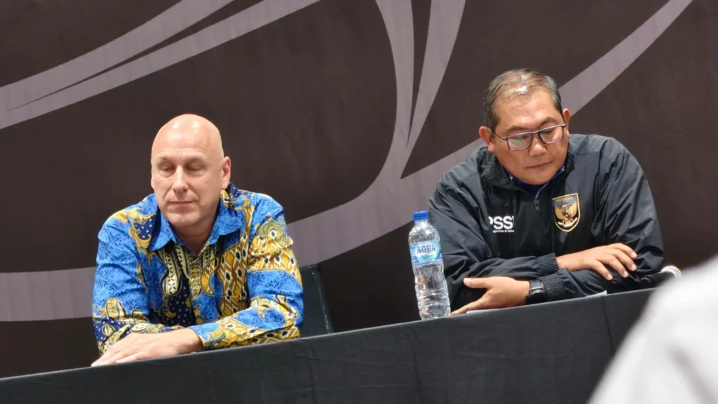 Ketua Badan Tim Nasional (BTN), Sumardji (kanan) bersama Direktur Teknik PSSI, Alexander Zwiers (kiri)