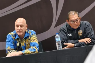 Ketua Badan Tim Nasional (BTN), Sumardji (kanan) bersama Direktur Teknik PSSI, Alexander Zwiers (kiri)