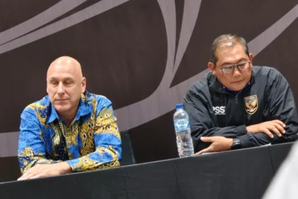 Ketua Badan Tim Nasional (BTN), Sumardji (kanan) bersama Direktur Teknik PSSI, Alexander Zwiers (kiri)