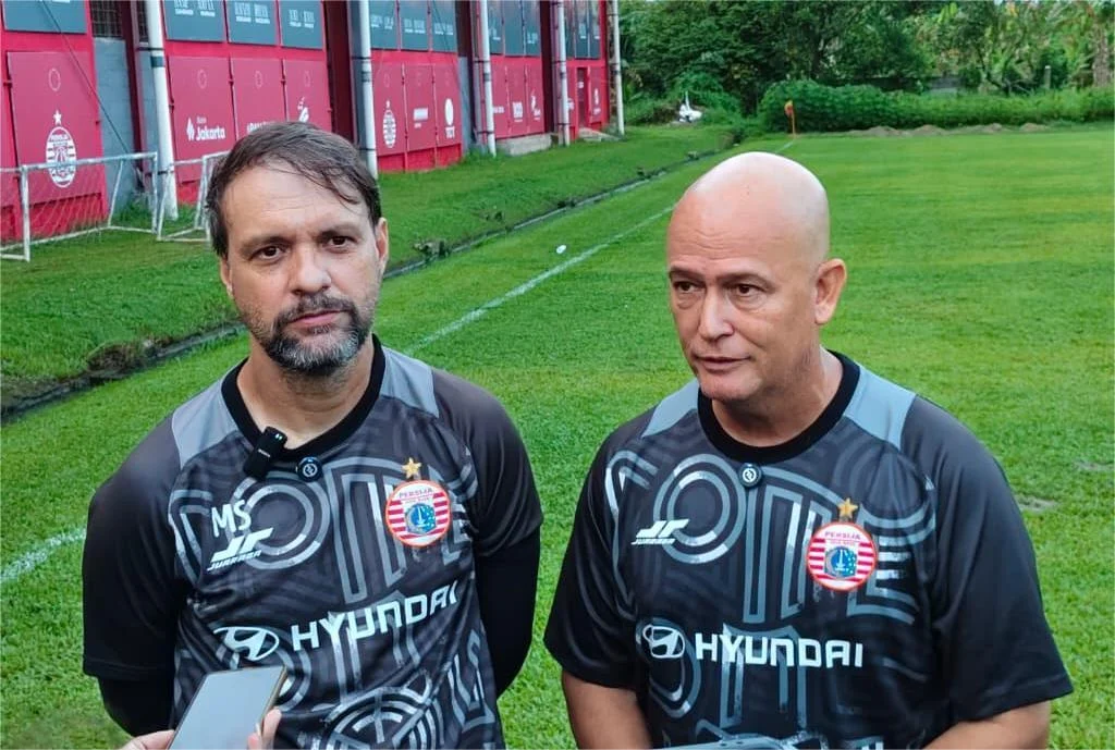 Pelatih Persija, Mauricio Souza (Kiri) dan penerjemah Lazuardi (kanan)