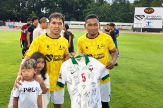 Jersey milik Ramdani Lestaluhu laku 100 juta ke CEO FC Bekasi, Putra Siregar