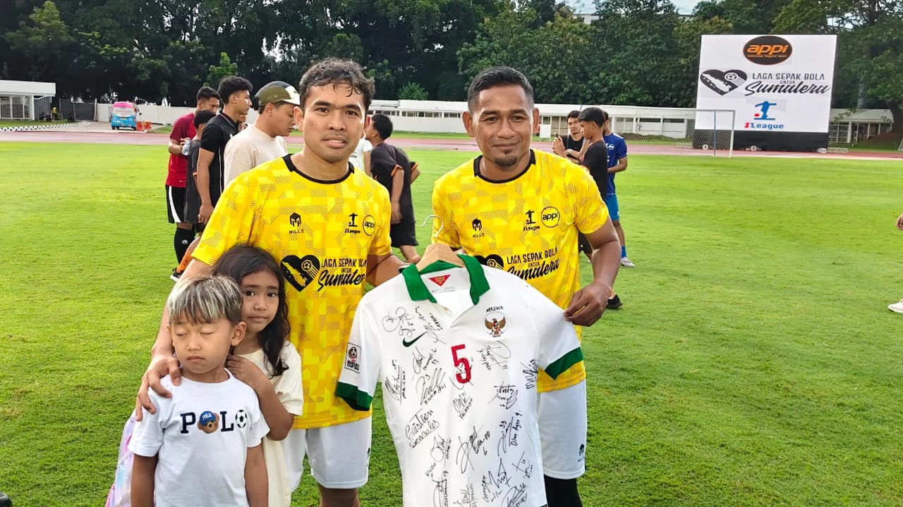 Jersey milik Ramdani Lestaluhu laku 100 juta ke CEO FC Bekasi, Putra Siregar